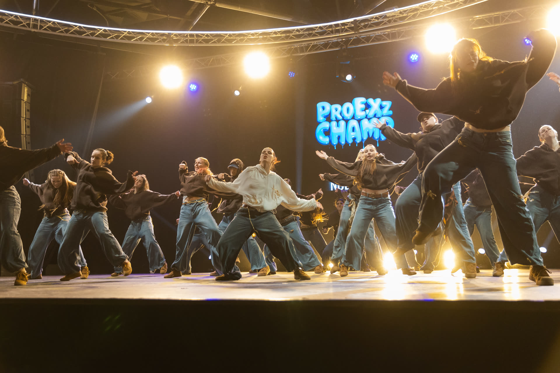 Танцевальное выступление на PRO_E_XZ 2