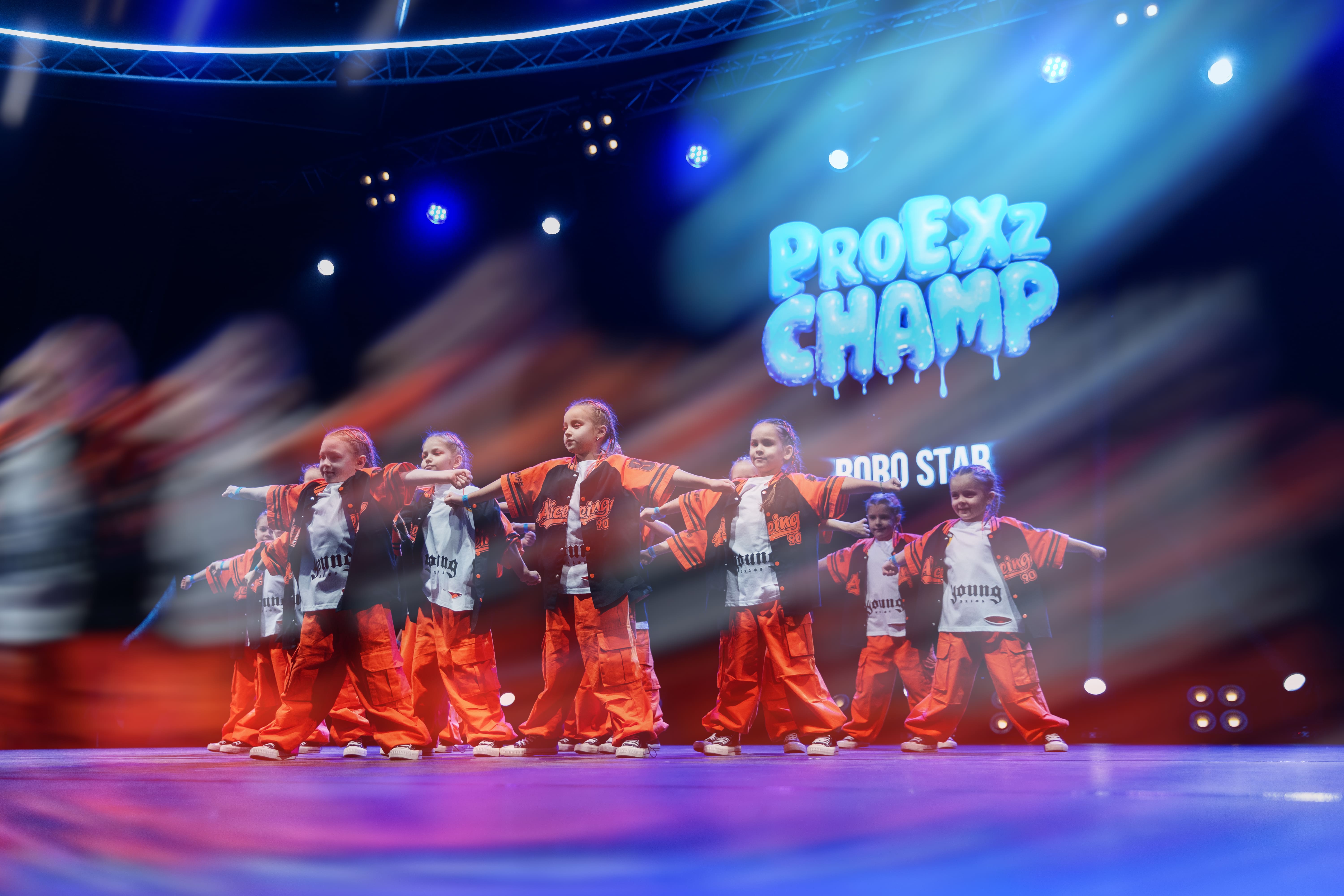 Танцевальное выступление на PRO_E_XZ 44